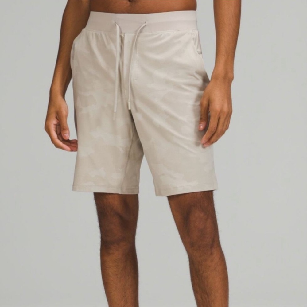 Lululemon T.H.E. Linerless Short 9" Cream Camo Size Medium